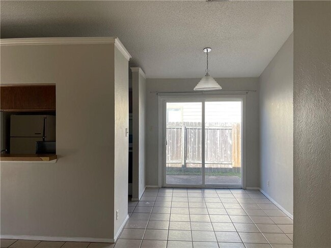 Building Photo - 8704 Pineridge Dr
