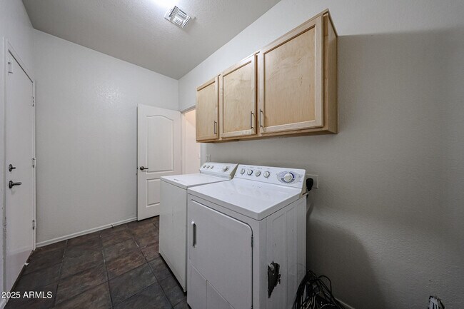 Building Photo - 2568 E Santa Rosa Dr
