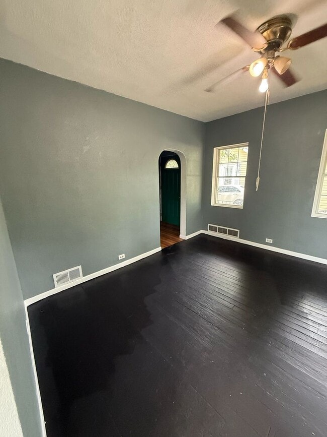 Building Photo - 3 bedrooms 1 bath