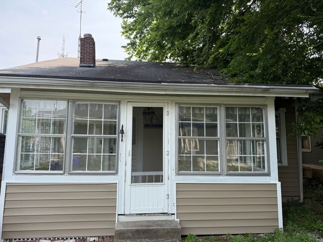 Building Photo - 3 Bed/1 Bath Home with Cellar
