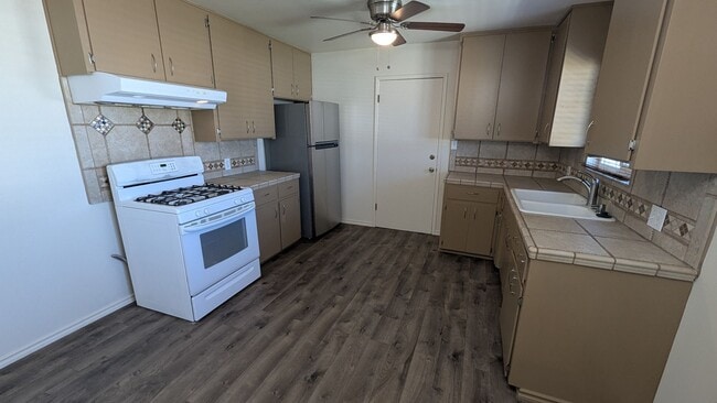 Building Photo - Immaculate 2 Bedroom 2 Bath Home