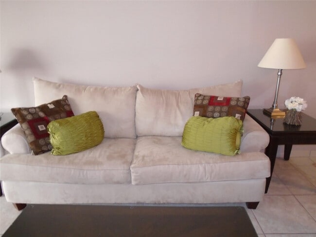 Building Photo - 3165 NE 48th Ct