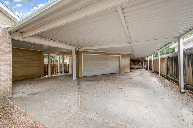 Building Photo - 692 John Henry Dr