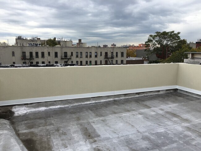 Building Photo - 629 Van Buren St