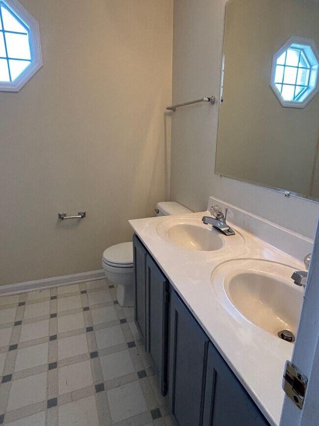 Building Photo - 3 Bedroom Home With Large Bonus Room Convenient to US 421