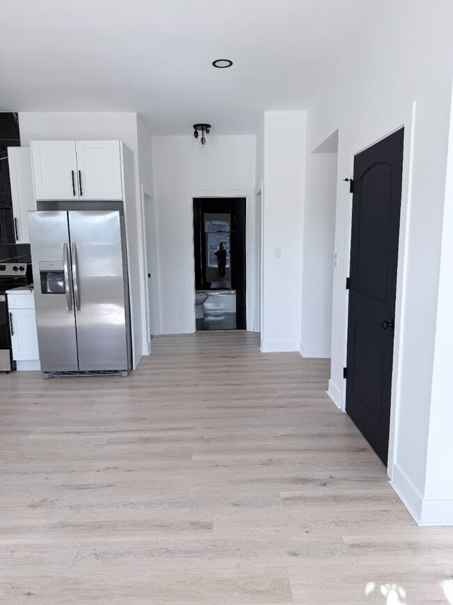 Building Photo - 828 E Main St