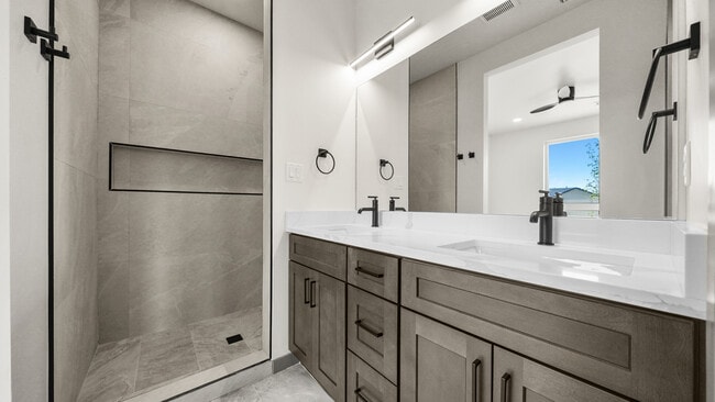 Building Photo - 353 Toms Cyn Dr