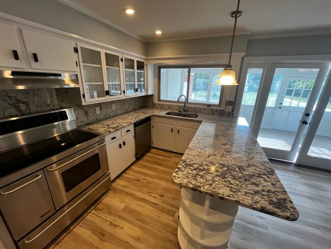 Building Photo - 5bd/2ba NEWLY remodeled brick ranch home. NO CATS.