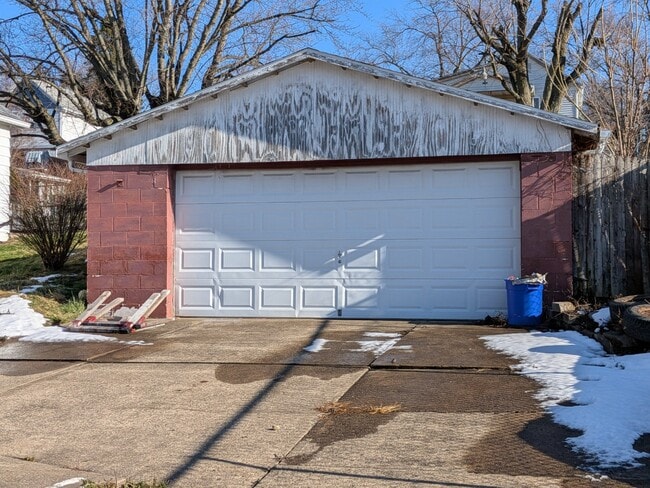Building Photo - 3 Bedroom 1.5 Bathroom with garage