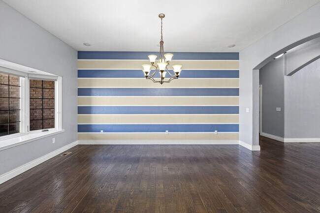 Building Photo - 5 Bedroom Dream Home!