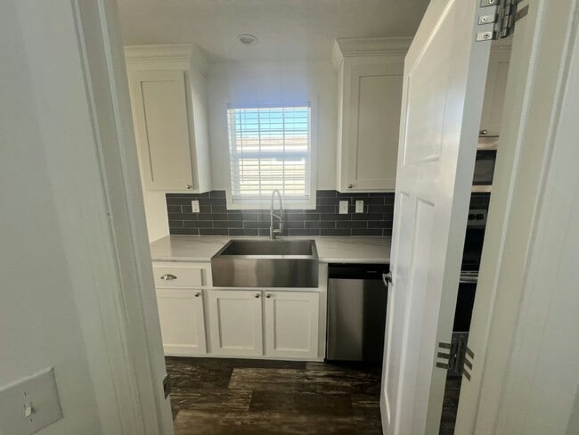 Building Photo - 40 Betty Dr