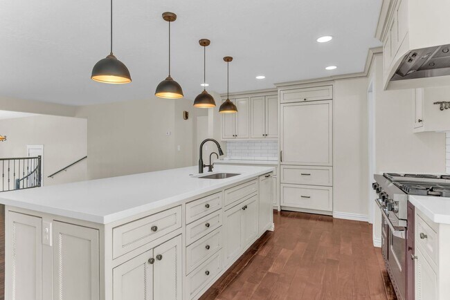 Building Photo - Holiday Ranchettes in Park Meadows