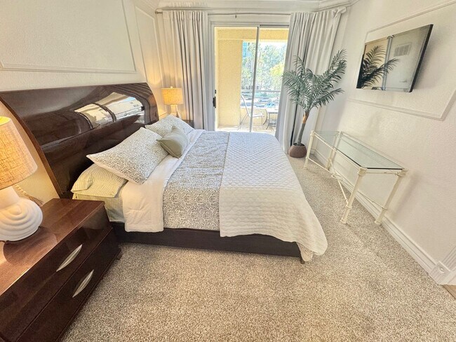 Building Photo - Great opportunity condo in a highly desirable central Las Vegas location