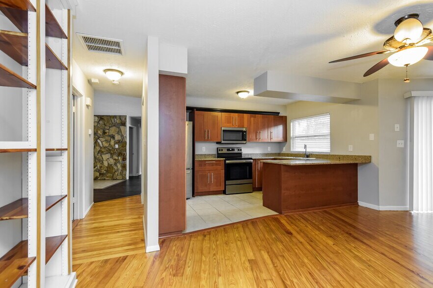 Building Photo - 3819 Cloverhill Ct