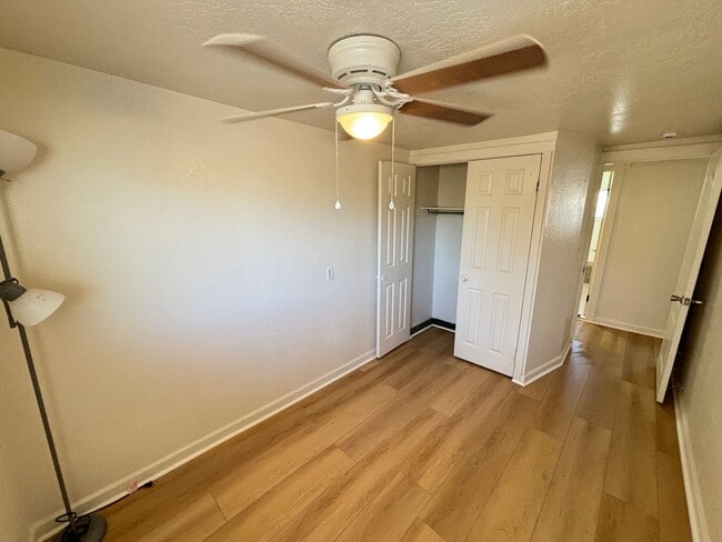 Building Photo - Charming 2Bed/1Bath apartment W/ Private front yard w/ porch and oversized backyard in Henderson