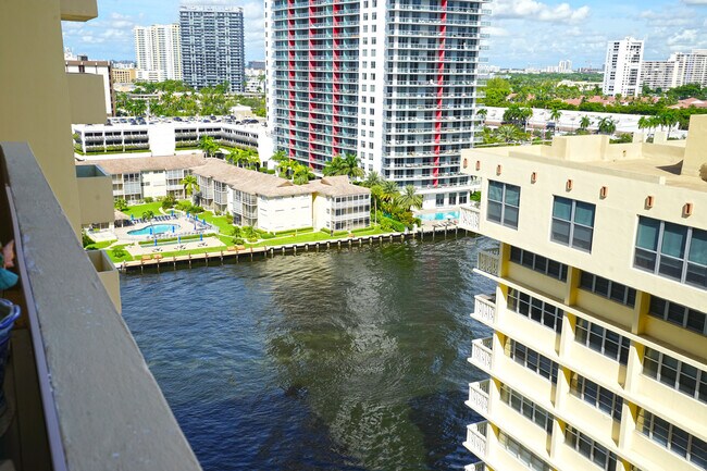 Building Photo - 1833 S Ocean Dr