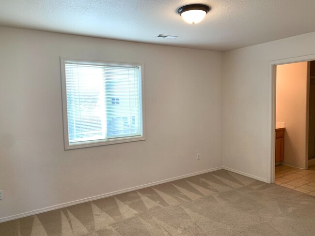 Building Photo - MOVE IN SPECIAL! Spacious 2 Bedroom, 2.5 b...