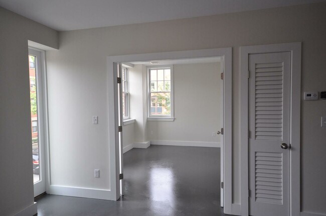 Building Photo - Renovated 2 bed in the South End...