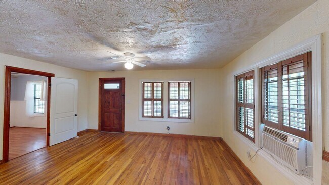 Building Photo - 605 Encino St