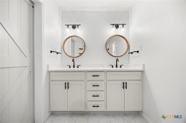 Building Photo - 921 Indian Trail