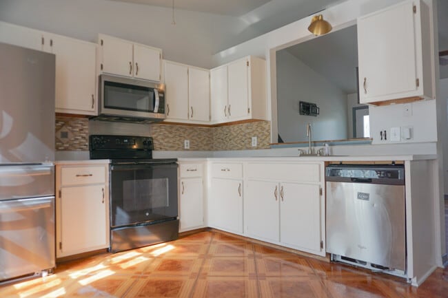 Building Photo - 6 Flora Cove