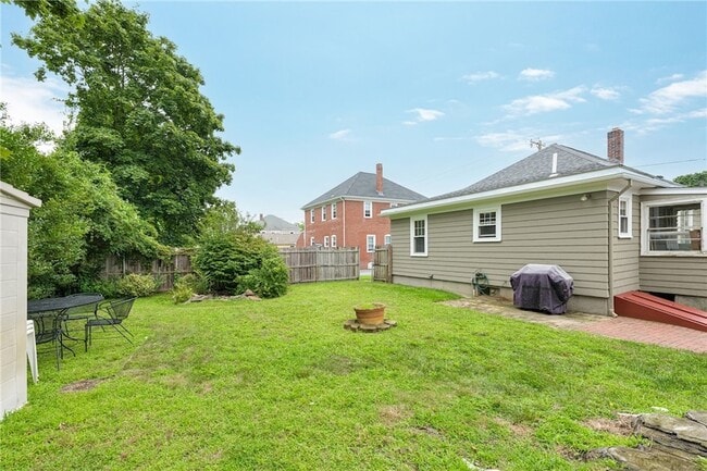 Building Photo - 113 Maple Ave