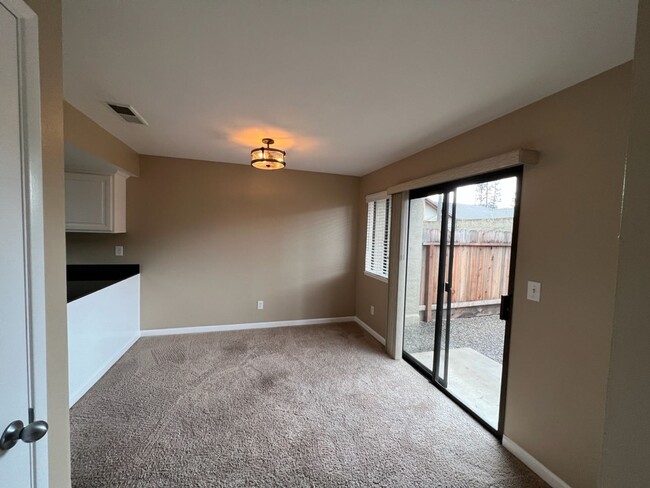 Building Photo - 3 bedroom condo in gated community!