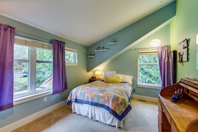 Building Photo - Beautiful Bainbridge Home