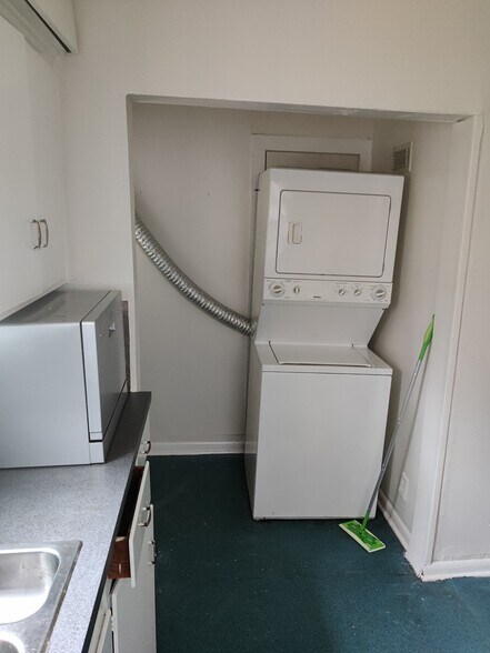 Building Photo - 2427 Hazard St