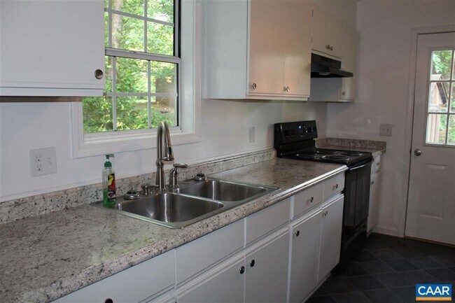 Building Photo - 2Bed/1 Bath Rental Lake Monticello