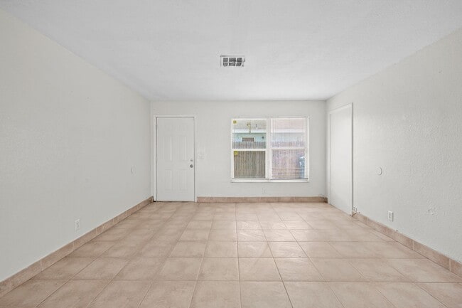 Building Photo - 143 W 28th St