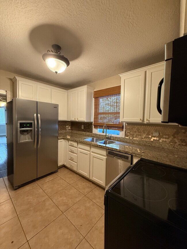 Building Photo - 807 S McClelland St