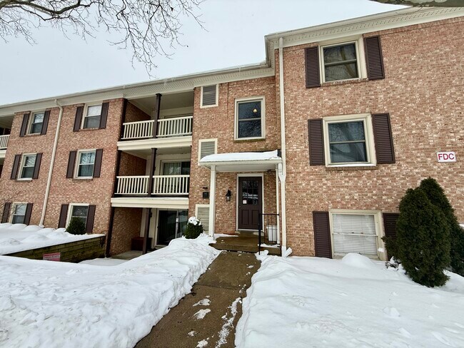 Building Photo - 991 Manor Ln