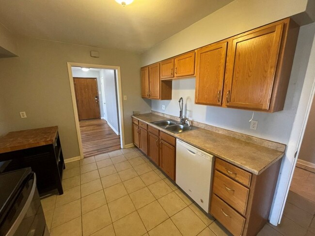 Building Photo - Spacious 3 bed/1 bath w/W/D and 2 car garage