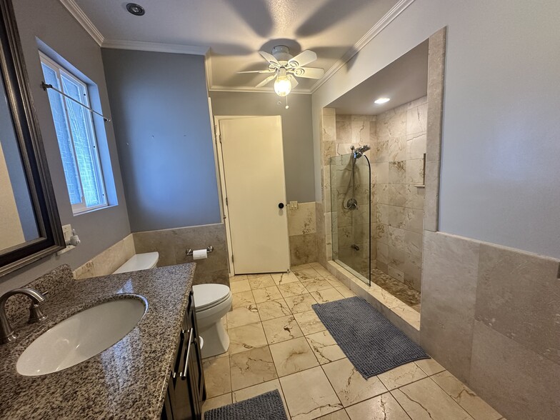 Main Bathroom in Main Bedroom - 4996 Lower Honoapiilani Rd