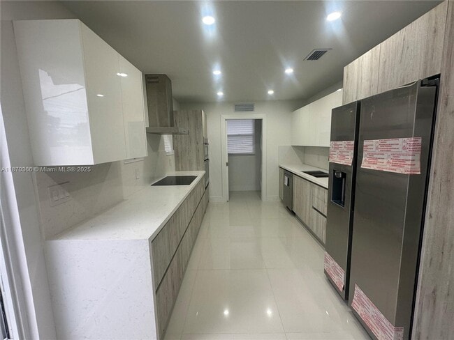 Building Photo - 526 S Rainbow Dr
