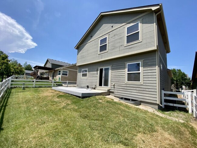 Building Photo - Spacious 4 bed 3.5 Bath in Maple Hill!