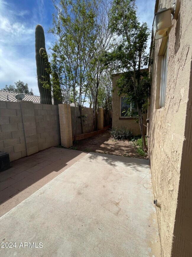 Building Photo - 916 N Pueblo Dr