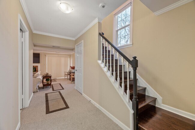 Building Photo - 4 Bedroom, 3.5 Bath Furnished Townhouse Available