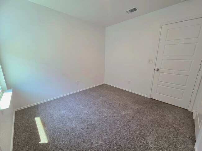 Building Photo - AVAILABLE NOW (SECTION 8 ACCEPTED)