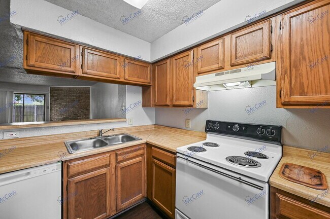 Building Photo - 2198 Aspen Dr
