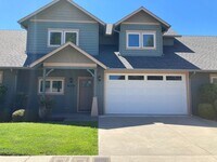 Building Photo - 2 Bedroom 2.5 Bath Townhome