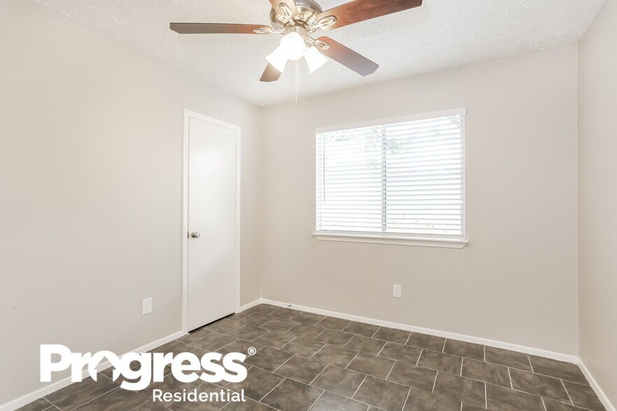 Building Photo - 3915 Vineyard Dr