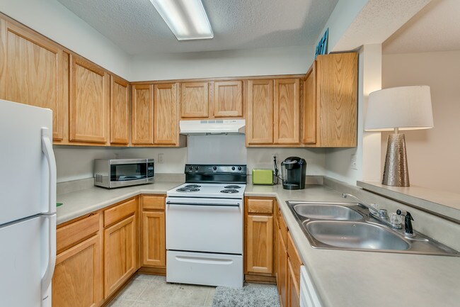 Kitchen - 513 Frank Thomas Ave