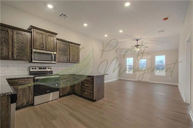 Building Photo - SPACIOUS AND MODERN DUPLEX!!!