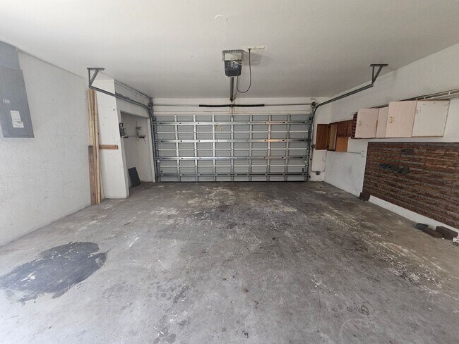 Building Photo - 3/2/2 Annual Rental available with lawn care included!!