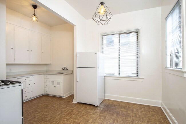 Building Photo - Union Street - Spacious & Bright Top Floor, Corner Unit