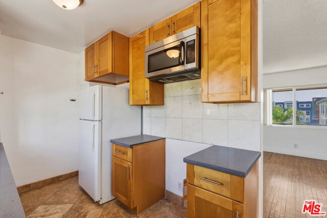 Building Photo - 5117 Crenshaw Blvd