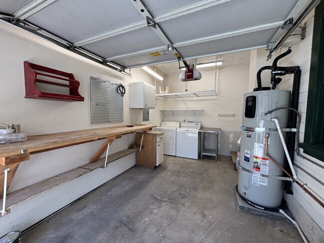 Building Photo - Recently remodeled two bedroom home near popular hiking trails and downtown Placerville.