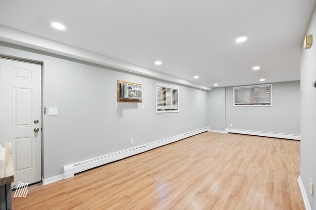Building Photo - 213 5th St